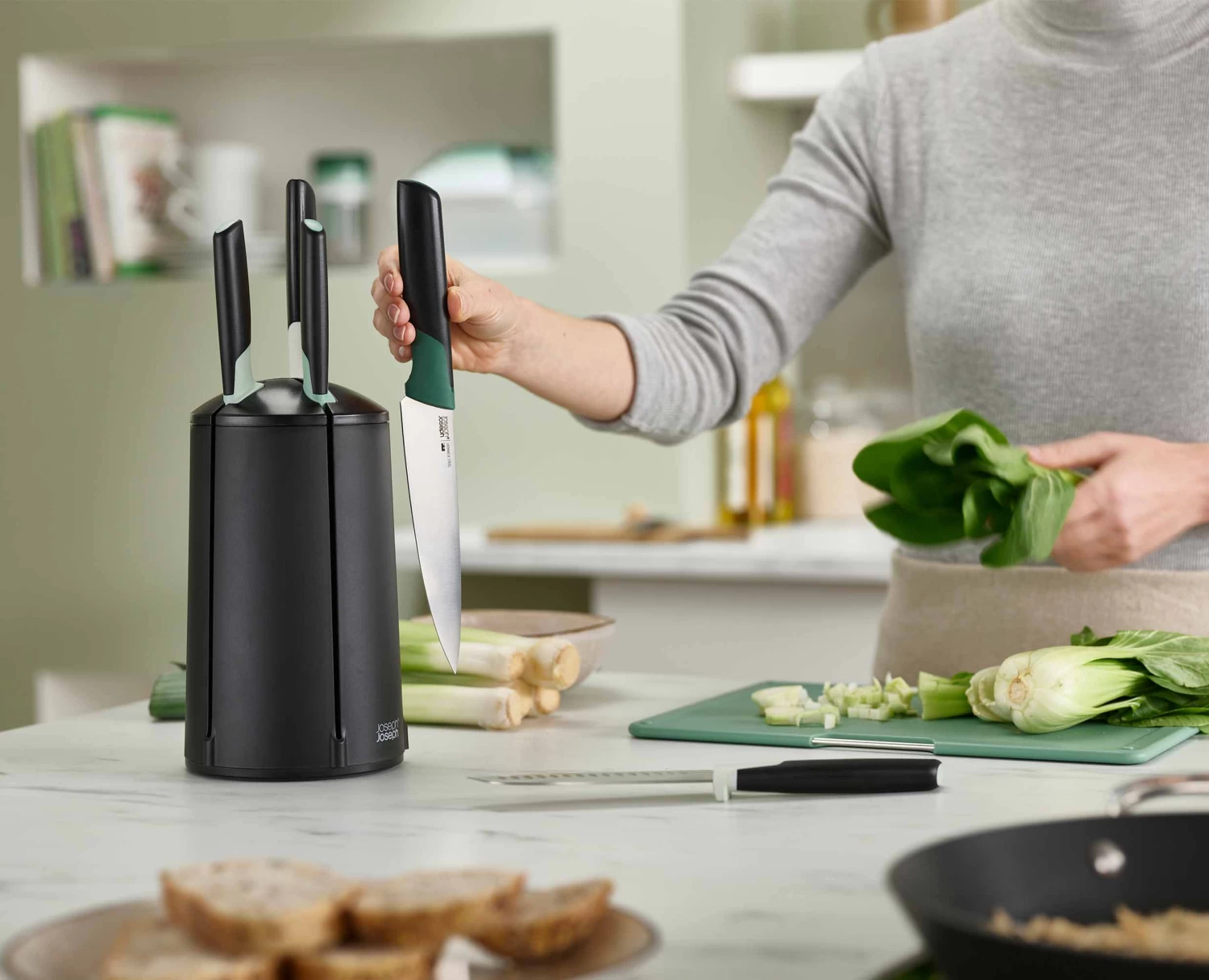 Joseph Joseph Elevate™ Green Knives Carousel 5-piece Set - Editions 3 Joseph Joseph Elevate™ Green Knives Carousel 5-piece Set - Editions - Image 3