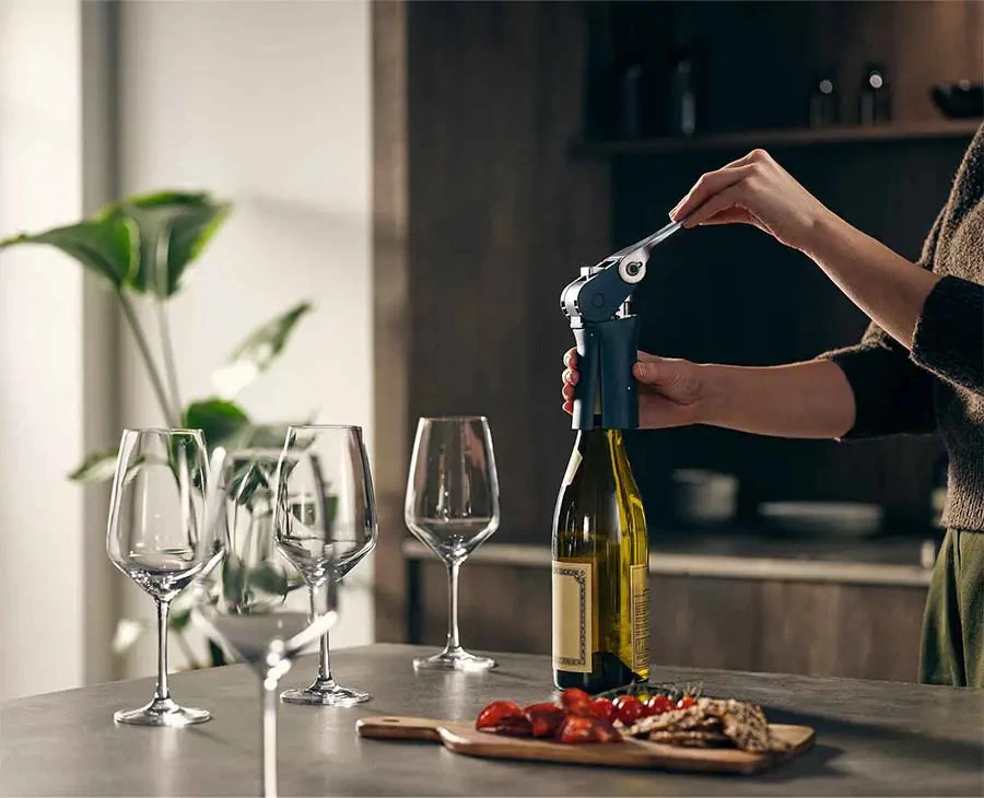 Joseph Joseph BarWise™ Compact Lever Corkscrew 2 Joseph Joseph BarWise™ Compact Lever Corkscrew - Image 2