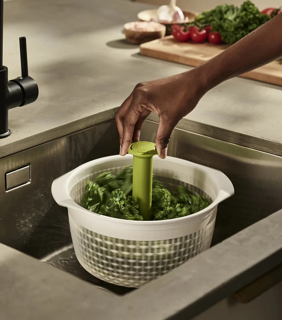 Joseph Joseph Spindola™ Green In-sink Salad-spinning Colander 2 Joseph Joseph Spindola™ Green In-sink Salad-spinning Colander - Image 2