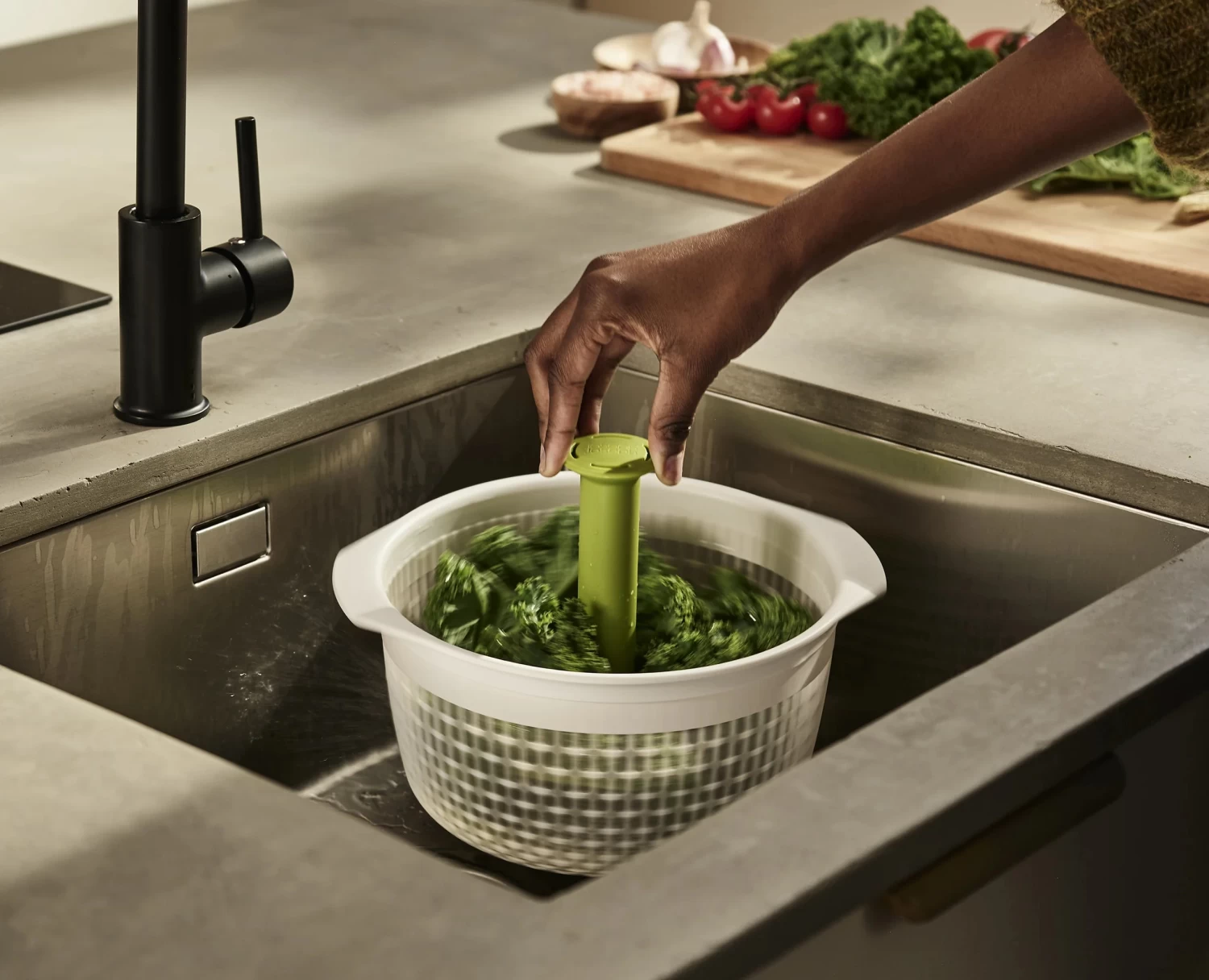 Joseph Joseph Spindola™ Green In-sink Salad-spinning Colander 3 Joseph Joseph Spindola™ Green In-sink Salad-spinning Colander - Image 3