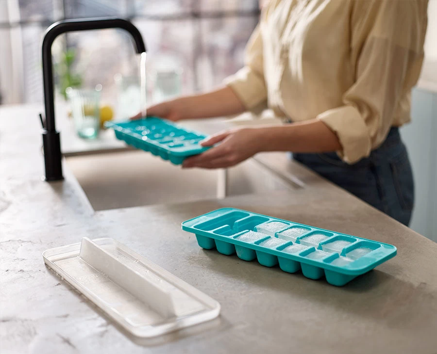 Joseph Joseph Flow™ Pack Of 2 Easy-fill Blue Ice-cube Trays 2 Joseph Joseph Flow™ Pack Of 2 Easy-fill Blue Ice-cube Trays - Image 2