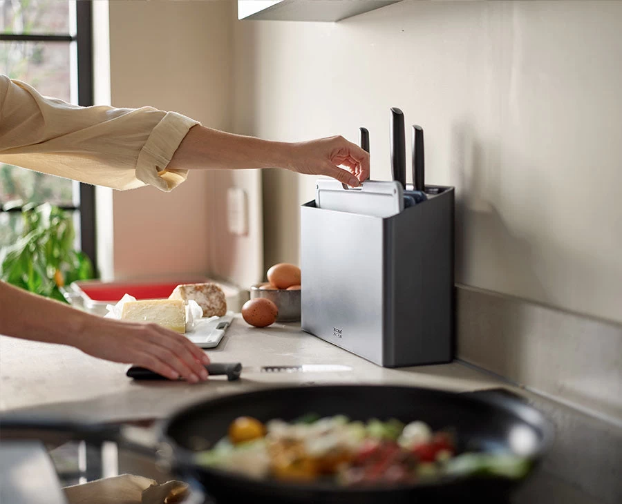 Joseph Joseph Folio™ Plus 8-piece Grey Knife & Chopping Board Set 2 Joseph Joseph Folio™ Plus 8-piece Grey Knife & Chopping Board Set - Image 2