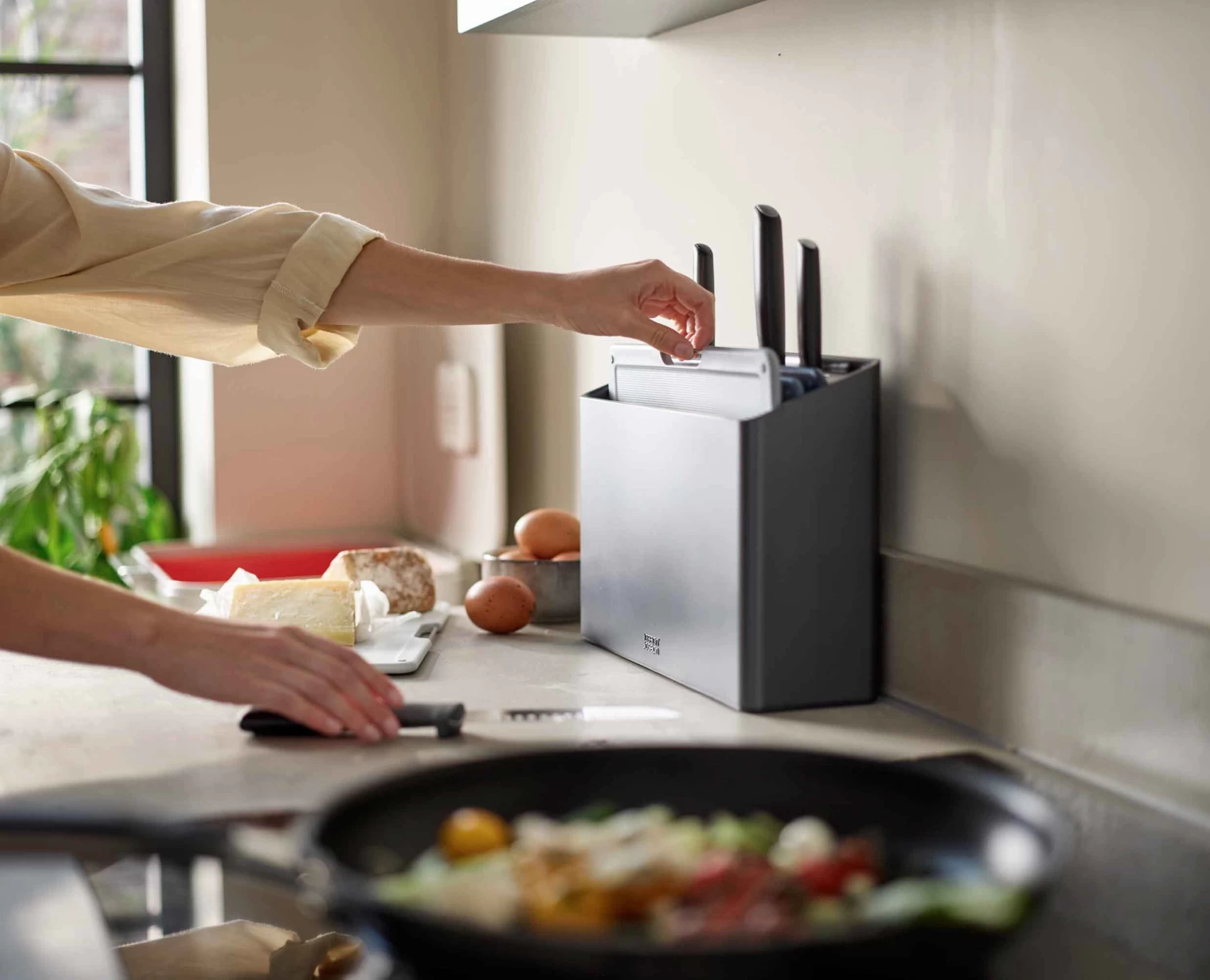 Joseph Joseph Folio™ Plus 8-piece Grey Knife & Chopping Board Set 3 Joseph Joseph Folio™ Plus 8-piece Grey Knife & Chopping Board Set - Image 3