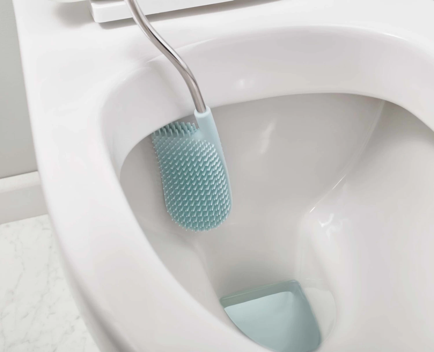 Joseph Joseph Flex™ Light Blue Toilet Brush 4 Joseph Joseph Flex™ Light Blue Toilet Brush - Image 4