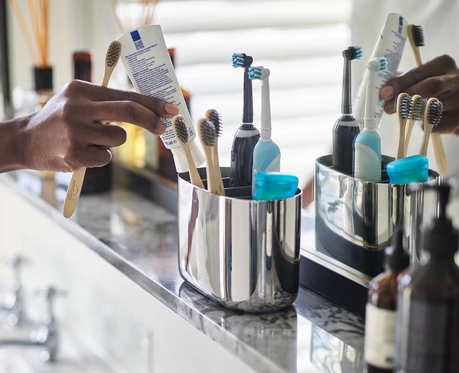 Joseph Joseph EasyStore™ Luxe Large Stainless-steel Toothbrush Caddy 2 Joseph Joseph EasyStore™ Luxe Large Stainless-steel Toothbrush Caddy - Image 2