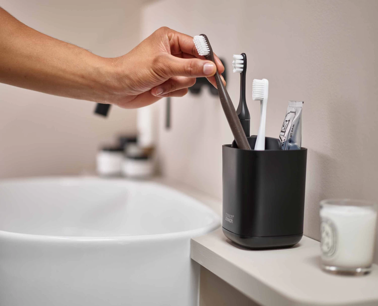 Joseph Joseph EasyStore™ Matt Black Toothbrush Holder 3 Joseph Joseph EasyStore™ Matt Black Toothbrush Holder - Image 3