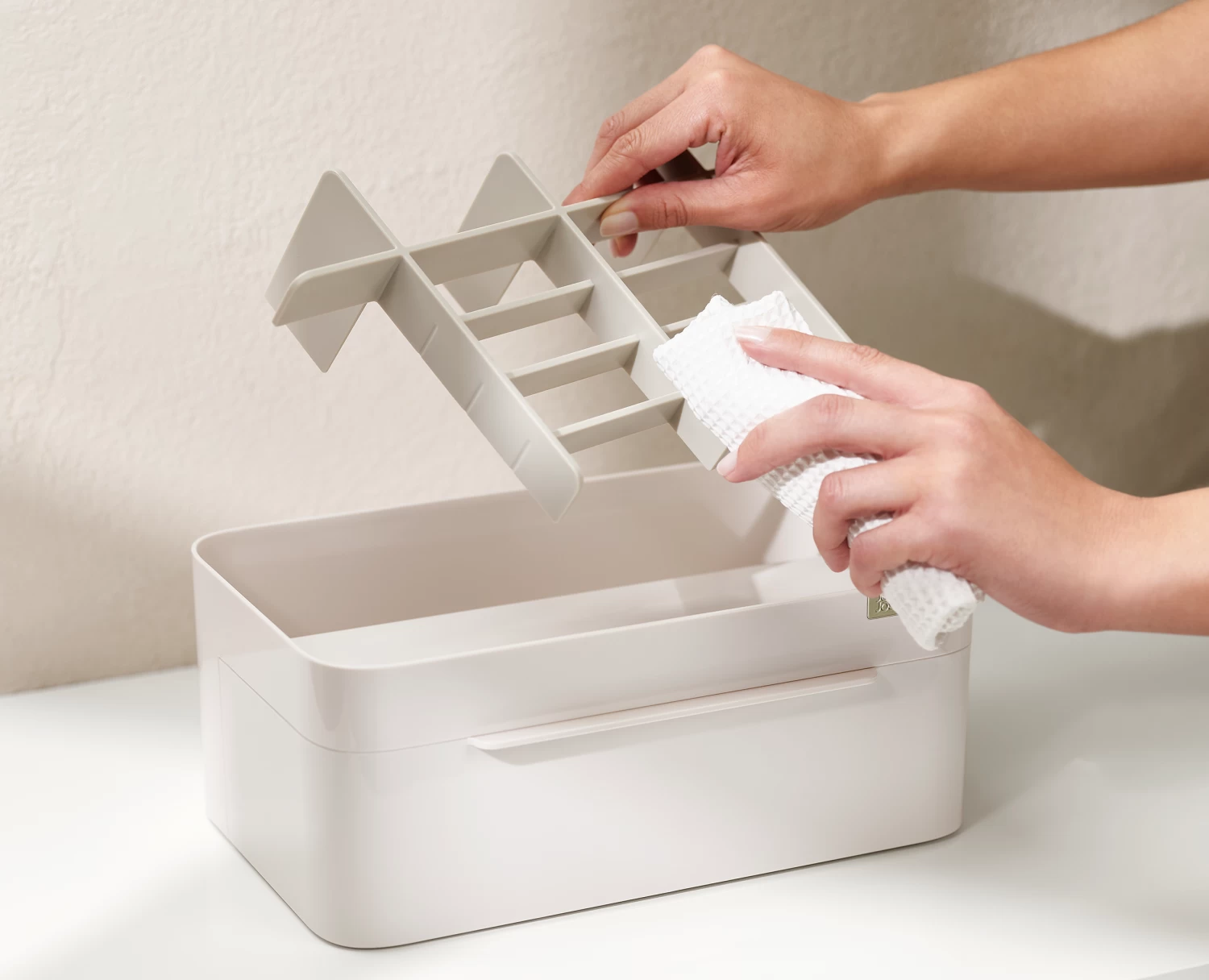 Joseph Joseph Viva Large Cosmetic Organiser With Removable Mirror 8 Joseph Joseph Viva Large Cosmetic Organiser With Removable Mirror - Image 8