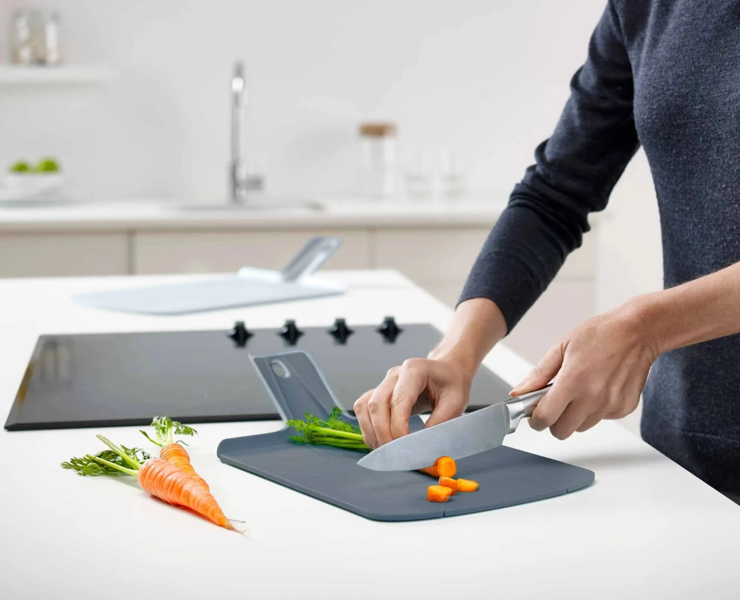 Joseph Joseph Chop2Pot™ Plus 2-piece Blue Chopping Board Set 3 Joseph Joseph Chop2Pot™ Plus 2-piece Blue Chopping Board Set - Image 3