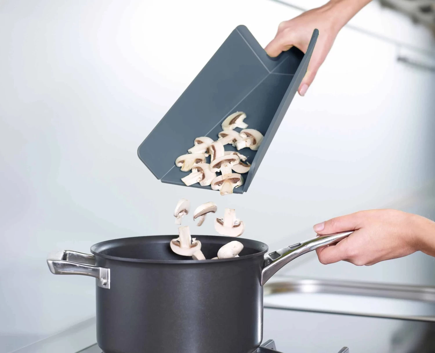 Joseph Joseph Chop2Pot™ Plus 2-piece Blue Chopping Board Set 5 Joseph Joseph Chop2Pot™ Plus 2-piece Blue Chopping Board Set - Image 5