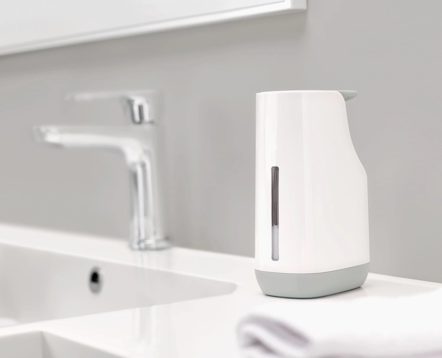 Joseph Joseph Slim™ Light Grey Soap Pump 6 Joseph Joseph Slim™ Light Grey Soap Pump - Image 6